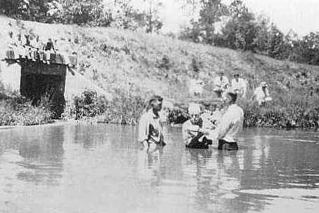 Lee baptizing